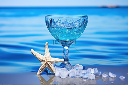 冰蓝色背景背景图片_冰上鸡尾酒杯与海星