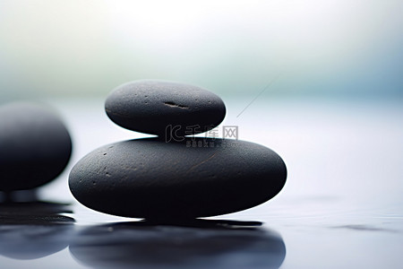 一块黑色石头位于两块黑色石头中间
