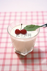 装满酸奶蔓越莓和樱桃酱的容器