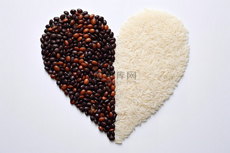 白色表面上的心形米饭和豆类