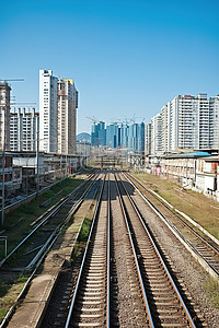 火车轨道上显示有建筑物和城市