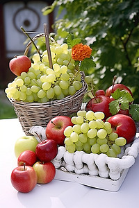 葡萄篮背景图片_新鲜水果葡萄和苹果用作花园篮