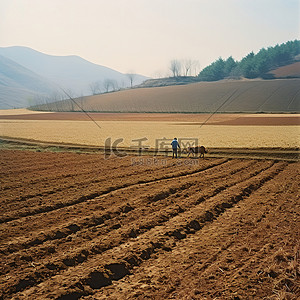 农民工权益公示牌背景图片_一个男人在农场的田里耕作