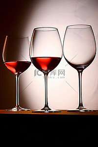 葡萄酒（红酒）背景图片_三杯葡萄酒或鸡尾酒杯为一组