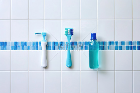瓷砖墙上的四把牙刷和一瓶清洁剂