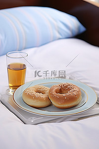 食物一杯饮料背景图片_床上托盘上放着两个甜甜圈和一杯饮料