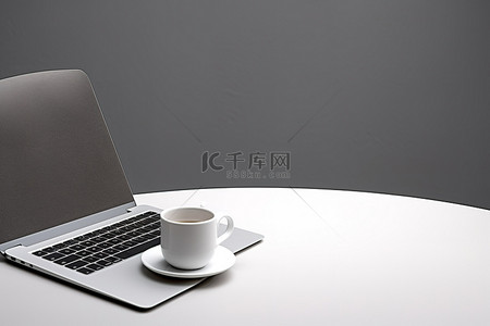 一台打开的笔记本电脑放在一杯咖啡旁边