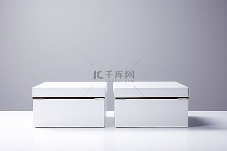 储物背景图片_白色背景的桌子上有两个白色储物盒