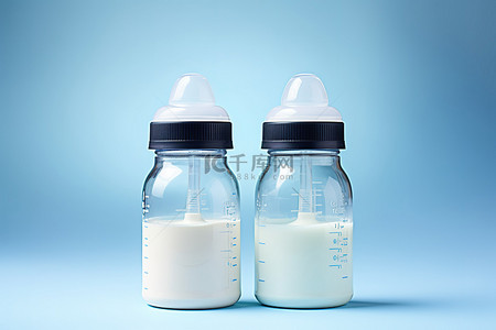 两个并排的婴儿奶瓶