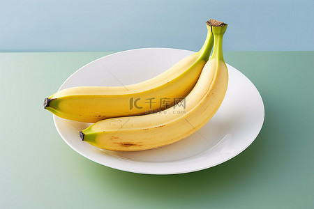 香蕉放在盘子上