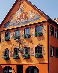 这座上面有马的建筑被漆成橙色