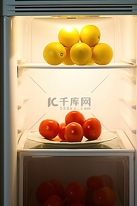 西红柿厨房背景图片_冰箱里有一盘西红柿