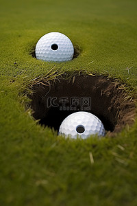 高尔夫球场上一个洞中的两个高尔夫球