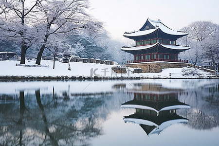 一座寺庙倒映在冰冷的水中
