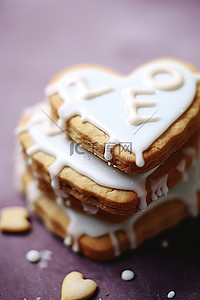 上面有字母“love”的小釉面饼干