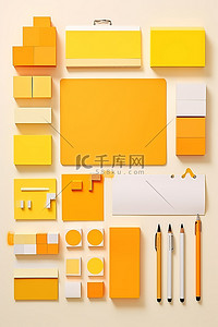 白板上的黄色笔铅笔纸和记事本