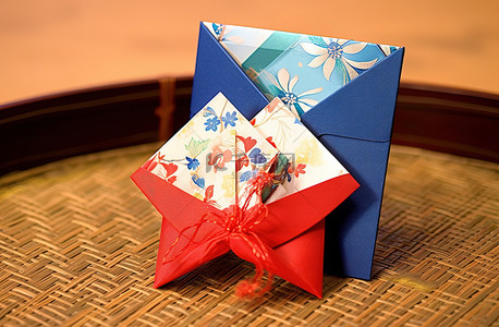 绿包装背景图片_一个蓝红绿折纸篮子和绑在一起的卡片