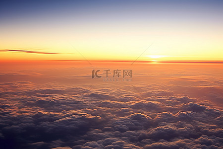 从飞机上看云层上美丽的日落