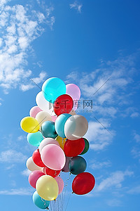 蓝色的天空充满了五颜六色的气球