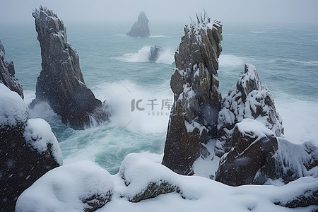 奇怪的背景图片_海洋上空覆盖着雪的岩石