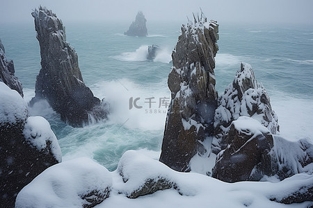 海洋上空覆盖着雪的岩石