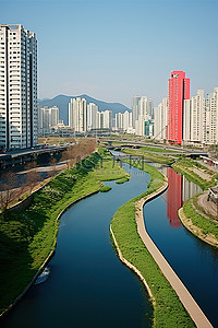 一条绿色的大河穿过城市景观