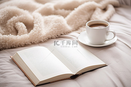 阳光咖啡背景图片_一杯咖啡和一本书放在白色地毯上