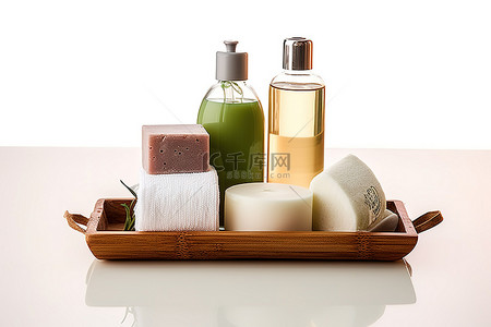 身体乳背景图片_肥皂洗发水和乳液放在木托盘上