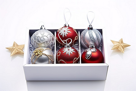 盒子里面的背景图片_白色前面的盒子里的圣诞球装饰品