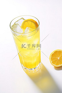 白色表面上有柠檬和冰块的黄色饮料