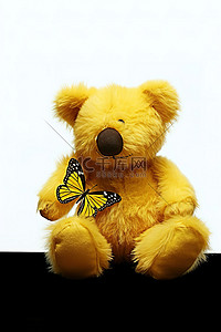 一只黄色泰迪熊，上面挂着一只蝴蝶