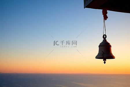 悬崖上的人背景图片_悬崖上的钟声 希腊波托贝罗岛