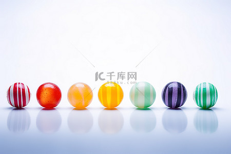 一排彩色糖果垂直排列在表面上