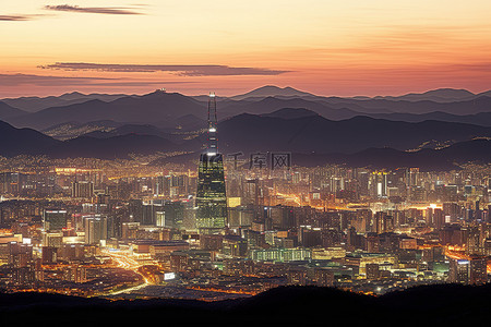 南山松背景图片_首尔天际线黄昏时的城市和山脉图片