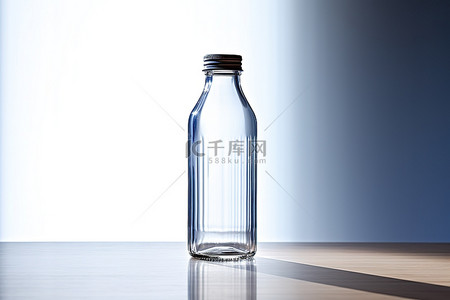 透明的瓶子背景图片_桌子上的透明空瓶