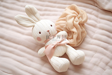 收纳的毛绒玩具背景图片_破旧别致的婴儿咀嚼玩具兔子娃娃兔子毛绒玩具乳白色