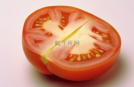 红皮背景图片_半片番茄放在红皮表面