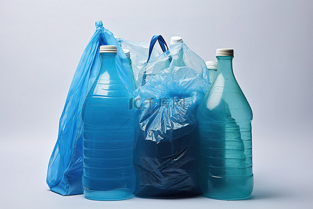 蓝色袋子和塑料袋中的多个瓶子