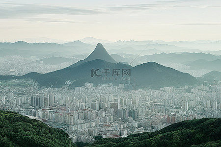 一座俯瞰韩国城市的山