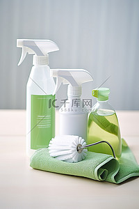 消毒剂背景图片_一块布旁边放着两瓶肥皂和消毒剂