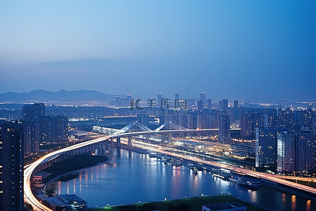城市河流背景图片_河流城市天际线建筑物和桥梁在黄昏