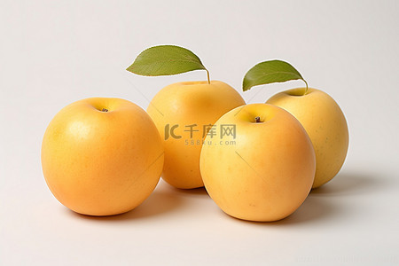 水果苹果树背景图片_三个黄色的苹果，上面长着一棵苹果树