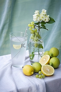 果水背景图片_桌上有柠檬和水果的水