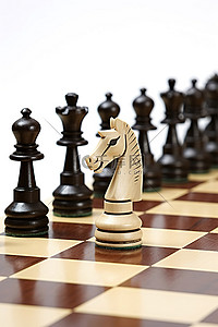 骑士国王背景图片_国际象棋棋盘，国王和王后坐在一条线上，形成一排国王