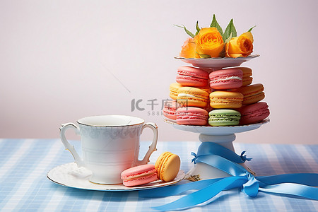 多人的多人的背景图片_桌上优雅的茶杯里的马卡龙和草莓