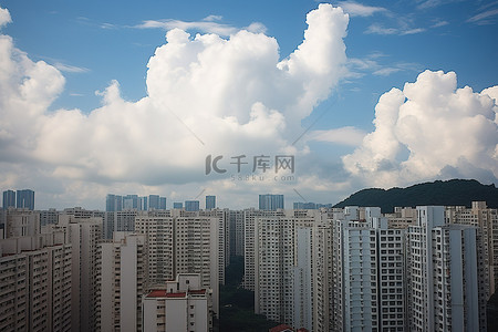 云中的城市背景图片_一个城市有很多建筑物在天空和云层中