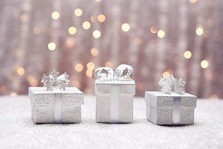圣诞礼物季背景图片_银色背景上的五件圣诞礼物