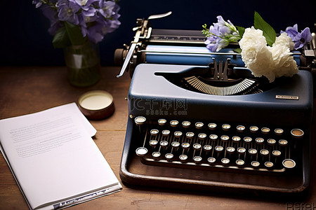 木桌上装有信封和鲜花的打字机