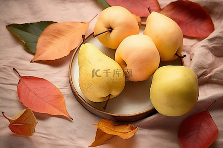 彩色枫叶背景图片_秋叶桌上的彩色甜梨