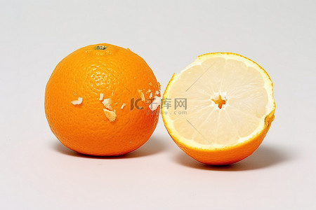 两个小橙子切成两半